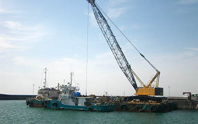 クレーン付台船　クローラークレーン　120t吊　台船　最大積載量　700t